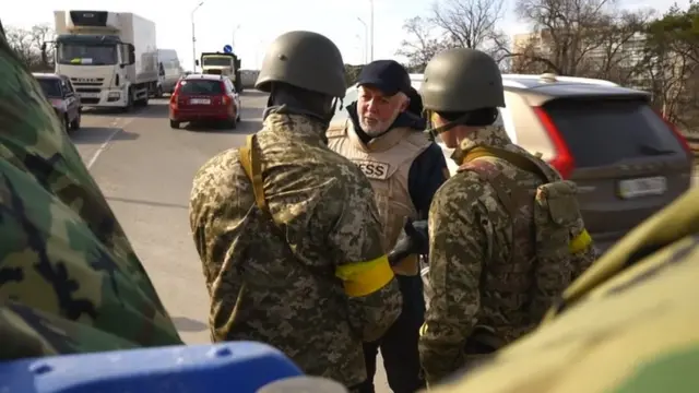 మాక్సిమ్, దిమిత్రోతో మాట్లాడుతున్న జెరెమీ బోవెన్