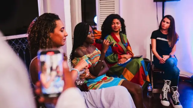 Fatou Ndiaye (avec le micro) lors d'une session de débat avec d'autres jeunes femmes