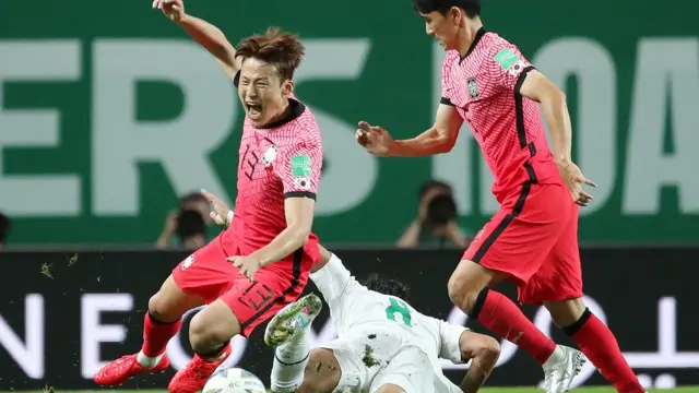 지난 2021년 9월 2일 오후 서울 마포구 상암동 서울월드컵경기장에 열린 2022 국제축구연맹(FIFA) 카타르 월드컵 아시아지역 최종예선 A조 대한민국과 이라크의 경기에서 대한민국 손준호가 드리블 중 이라크 선수의 백태클에 넘어지고 있다