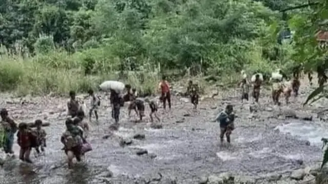 စစ်ကိုင်းတိုင်းထဲက ကျေးရွာက ရွာသားတွေ စစ်တပ်ဝင်လာလို့ထွက်ပြေးကြစဉ်