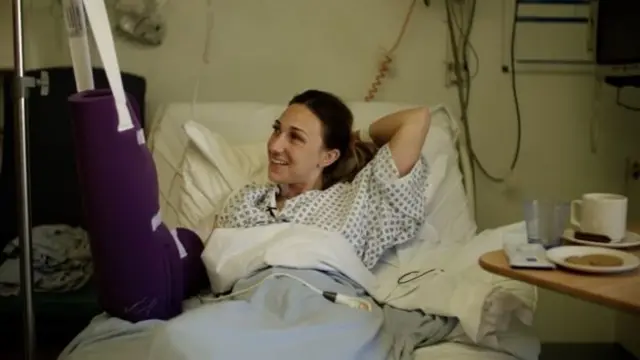 Адель усміхається в лікарняному ліжку