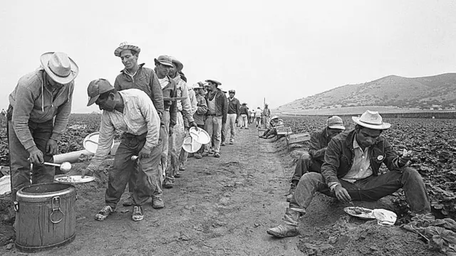 Braceros haciendo fila para comer
