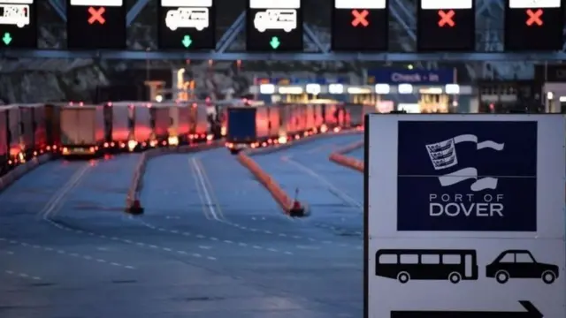 تخشى الشركات من أن يؤثر توقف نشاط سلاسل التوريد العالمية بشدة على هيئة التأمين الصحي البريطانية