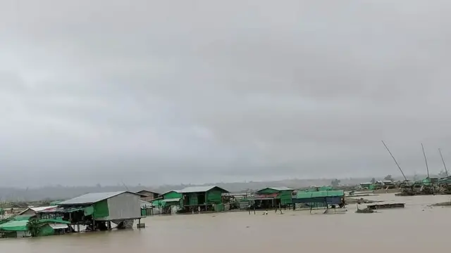 ရေမြုပ်နေတဲ့ ဥရုမြစ်ဘေးက ရွှေမှော်တွေ