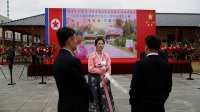 今年4月，朝鲜派人参加了丹东庆祝金日成生日的活动。丹东和朝鲜经济往来密切。