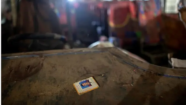 বিস্ফোরণের ঘটনার পর বাসের সিটে পড়ে থাকা একটি পরিচয়পত্র