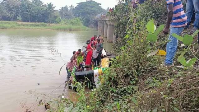పశ్చిమ గోదావరి జిల్లాలో ఆర్టీసీ బస్సు ప్రమాదవశాత్తు జల్లేరు వాగులోకి దూసుకెళ్లింది