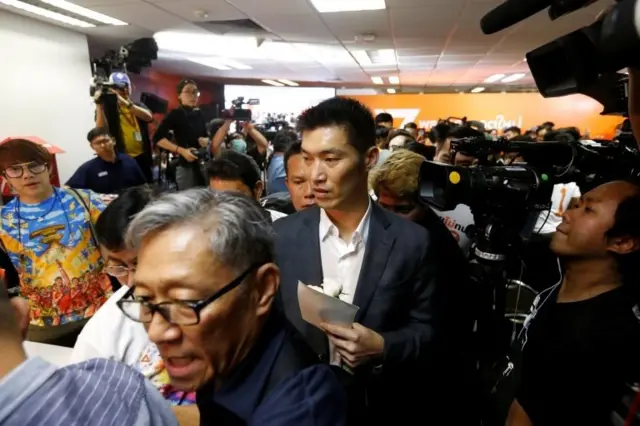 นายธนาธร จึงรุ่งเรืองกิจ หัวหน้า อนค. ถูกตัดสิทธิทางการเมือง 10 ปี