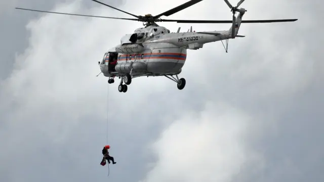 Моряков пришлось поднимать на лебедке