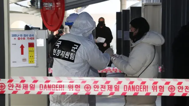 코로나19 방역작업 지원에 투입된 특전사 군인들이 14일 오후 서울 용산구보건소 선별진료소에서 시민들을 안내하고 있다