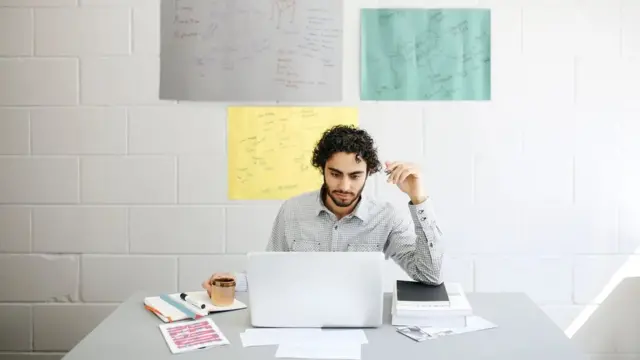 يشعر العديد من العمال الأمريكيين بالقلق بشأن النظر إليهم على أنهم غير ملتزمين أو "متهربين" إذا لم يكونوا في مكاتبهم