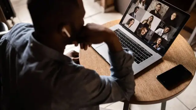 لماذا يمكن لأجواء العمل السامة أن "تزداد سوءا" خلال العمل من المنزل؟