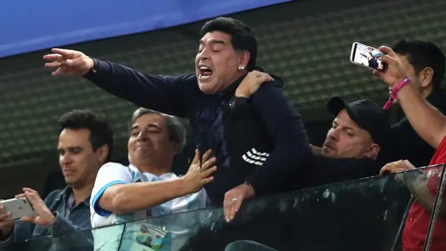 Maradona fue todo un personaje en las gradas, estando activo desde el primer minuto alentando a la Albiceleste.