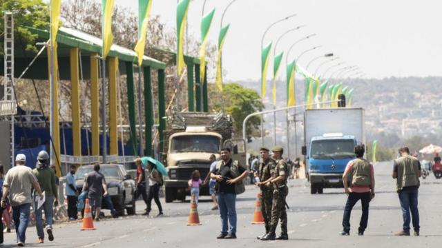 Soldados, pessoas e caminhõesbet 365 dota 2avenidabet 365 dota 2Brasília, onde se vê enfeitesbet 365 dota 2verde e amarelo