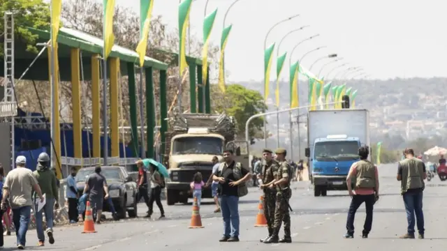 Soldados, pessoas e caminhõesesportesdasorte appavenidaesportesdasorte appBrasília, onde se vê enfeitesesportesdasorte appverde e amarelo