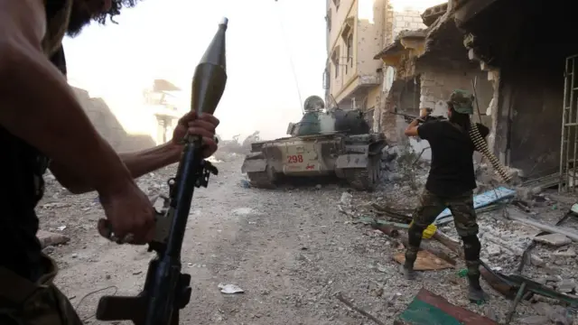 Des hommes de Khalifa Haftar dans les rues de Benghazi en 2017.