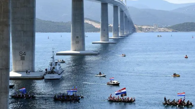 Embarcações croatas participaram da inauguração da ponte