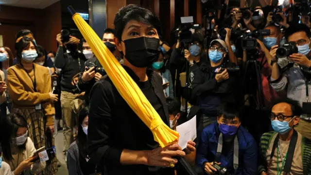 原香港立法会民主派议员毛孟静(中)展示其辞职信(12/11/2020)