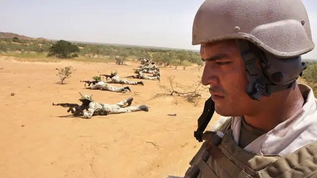 Marines de EE.UU. entrenando a tropas de Nigeria.