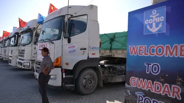 પાકિસ્તાનના ગ્વાદર બંદર પાસે ટ્રક્સની કતારનો ફોટોગ્રાફ