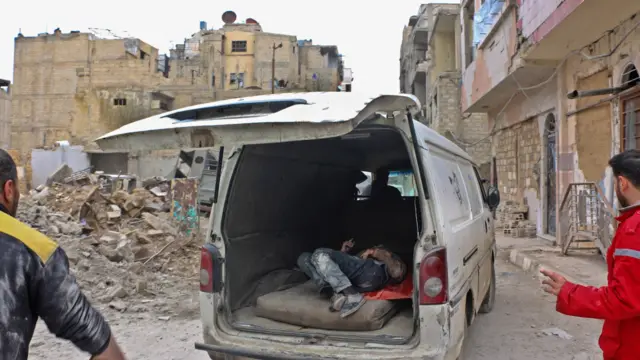 বোমা বিস্ফোরণের পর উদ্ধারকাজ চালাচ্ছে উদ্ধারকর্মীরা