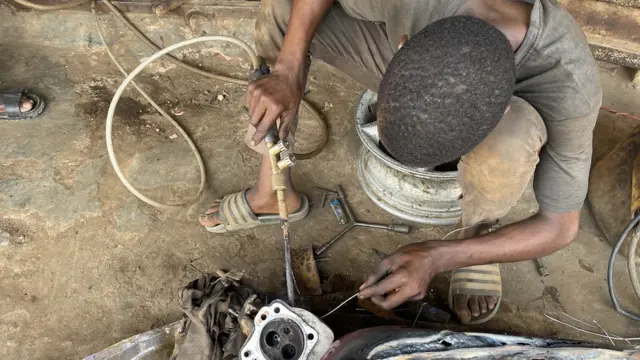 Di 16 year old Nigerian student wey convert bicycle to motorbike wit generator engine