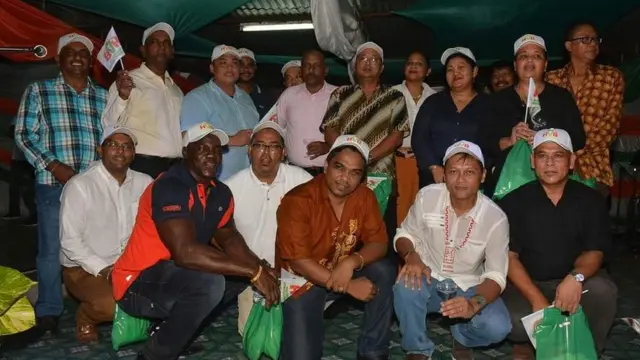 Raymond Sapoen bersama para pendukung HVB