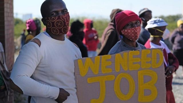 抗议者在南非勒斯滕堡某采矿社区附近展示示威标语（2020年5月18日）