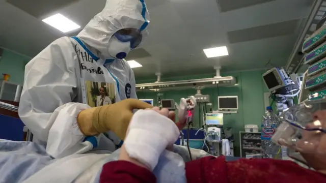 Patient and medic in a Moscow hospital (file photo)
