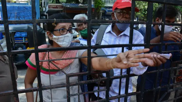 অ্যাপে বুকিং পাওয়ার পরও সেন্টার কেন বন্ধ? মুম্বাইয়ের একটি টিকাকেন্দ্রে এসে কৈফিয়ত চাইছেন ক্ষুব্ধ নাগরিকরা