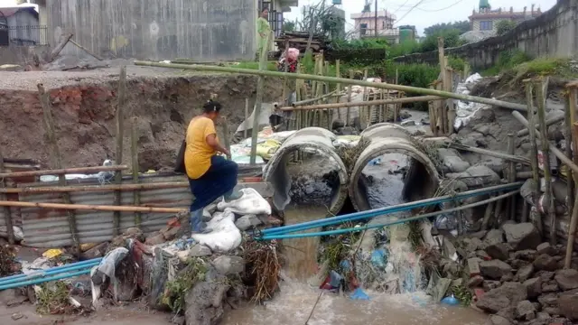 कागेश्वरी मनोहरा नगरपालिका वडा नं ४ र ५ जोड्ने मनोहरा बोदिनी खहरेले पेप्सीकोला-मूलपानी-ब्रह्मखेल सडक खण्डमा गरेको क्षति
