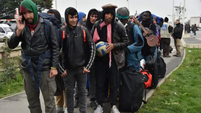 شباب يحلمون بحياة سعيدة ورغيدة في أوروبا