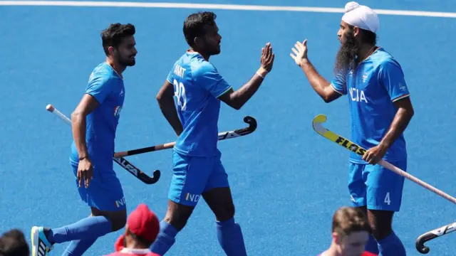 अमित रोहिदास और सिंह जरमनप्रीत हाथ मिलाते हुए