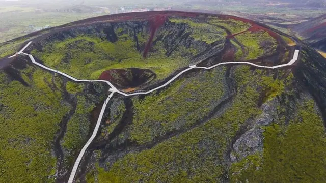 আগ্নেয়গিরির এই জ্বালামুখের কাছে আইস্যান্ডের বিশ্ববিদ্যালয়।