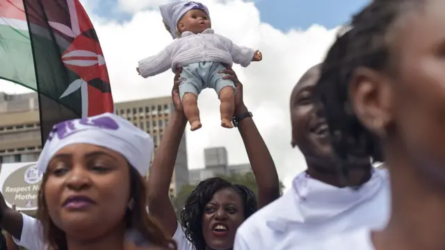 ኬንያውያን ነበርቲ ናይሮቢ "ኣደታት ንደቀን ኣብ ሽቓቕ ከይደን ከጥብዋ ኣለወን" ንዝብል ሓሳብ በምቅዋም ኣብ ኣደባባያት ናይሮቢ ሰልፊ ወጺኤን።