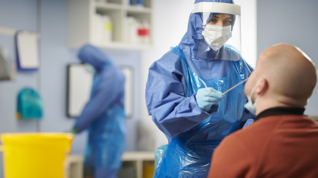 Profissionalapostar na copa do mundo 2024saúde insere swab no narizapostar na copa do mundo 2024paciente