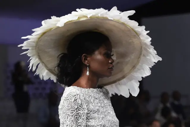 Dubartii wayyaa misirroo adii fi baarnexaa guddaa adii uffattee gara mirgaatti garagaltee dhaabbattu