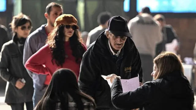 Personas en fila para votar en Chile