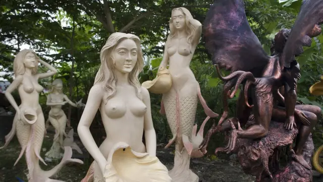 इंडोनेशिया में जलपरियों के वक्ष क्यों ढंके जा रहे हैं