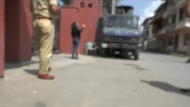 खिड़की से झांकते मीरवाइज़ उमर फ़ारूक़ से बीबीसी संवाददाता ने बात करने की कोशिश की लेकिन पुलिस ने रोक दिया