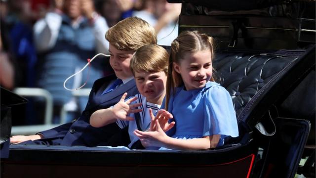 A princesa britânica Charlotte, o príncipe George e o príncipe Louis andam de carruagem durante o desfile Trooping the Colour