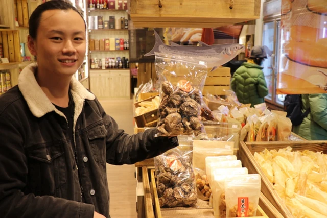 大稻埕传统老店李日胜,将传统袋装年货改装小袋包装附带说明,并大力改善店内的传统陈列。