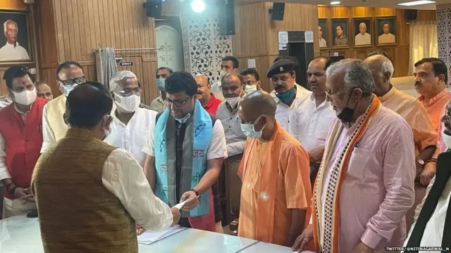 उपाध्यक्ष पद के लिए नामांकन करते हुए नितिन अग्रवाल