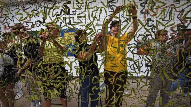 Волонтери плетуть сітки для фронту