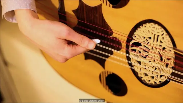 Homem toca instrumento musical