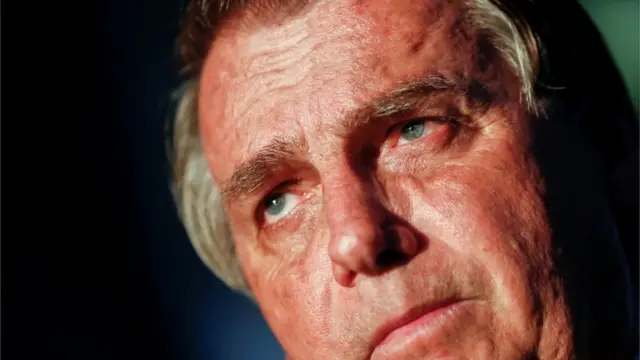 Rosto de Bolsonaro com feição séria, em foto aproximada