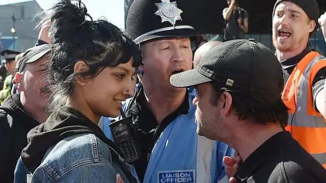 Saffiyah Khan sonrie a un manifestante de la Liga de Defensa Inglesa (EDL en inglés)
