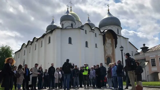 Экскурсия по историческому центру Великого Новгорода для делегатов и журналистов