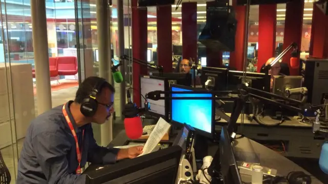 লন্ডনে রেডিও স্টুডিওতে মিজান খান এবং সুকল্প পুলক গুপ্ত।