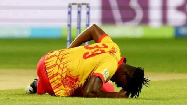 జారి కిందపడిన జింబాబ్వే బౌలర్ రిచర్డ్